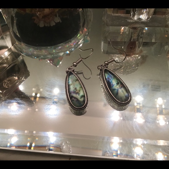 Beautiful green stone colored earrings - Picture 2 of 3